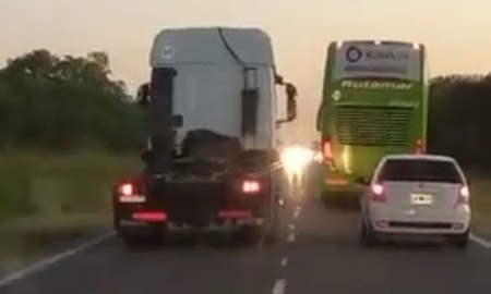 Video: un camionero estuvo a punto de provocar dos accidentes en segundos en una ruta nacional Video: un camionero estuvo a punto de provocar dos accidentes en segundos en una ruta nacional