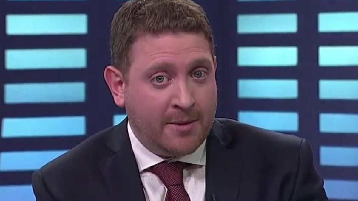 Jonatan Viale habría relacionado a Marcelo Tinelli con el narcotráfico, lo que habría enfurecido al conductor del Bailando. Jonatan Viale habría relacionado a Marcelo Tinelli con el narcotráfico, lo que habría enfurecido al conductor del Bailando.