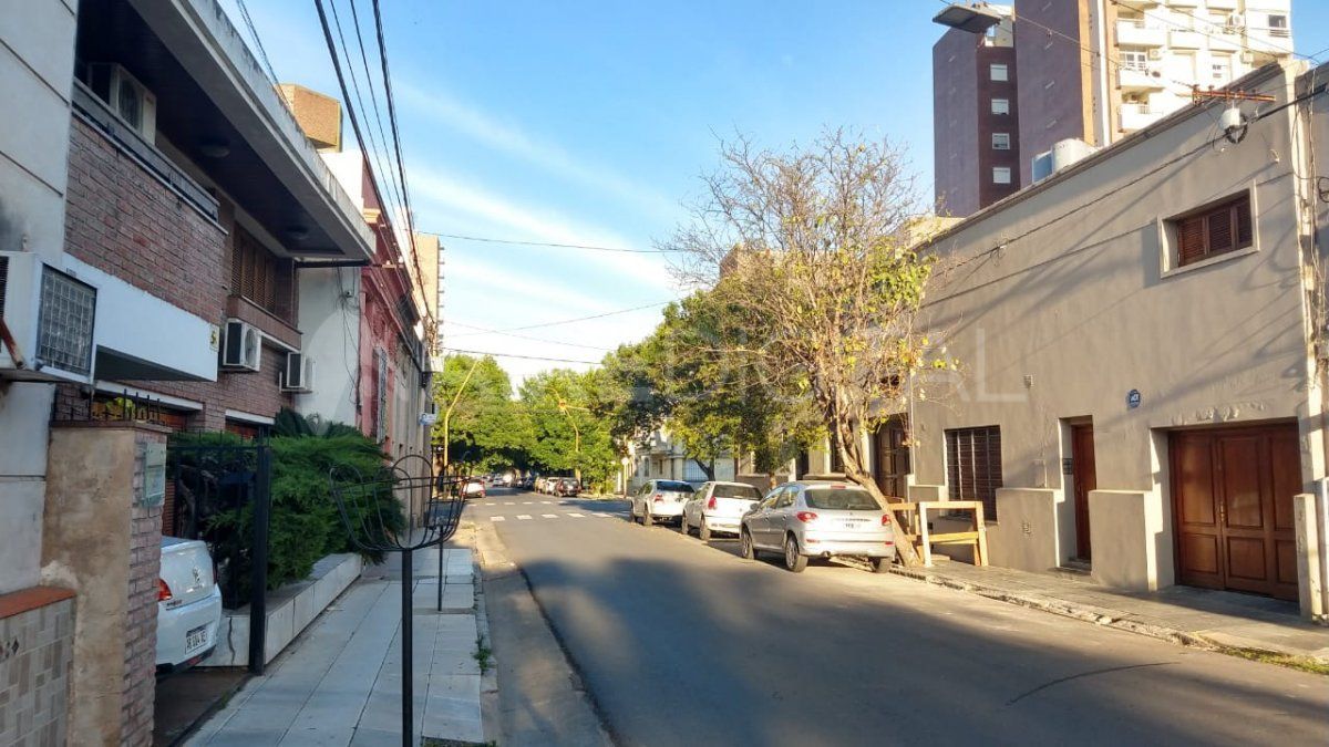 Tres ladrones rompieron la puerta a patadas y entraron a robar a una casa del barrio Sur