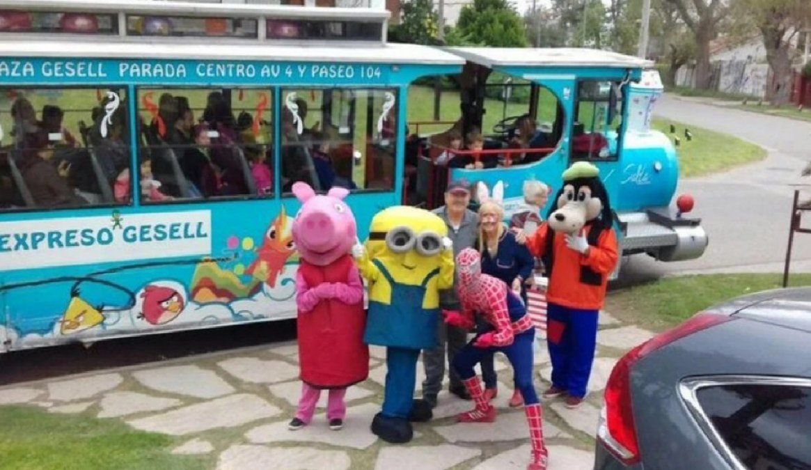 El trencito de la alegría chocó a una camioneta: cómo están Spiderman