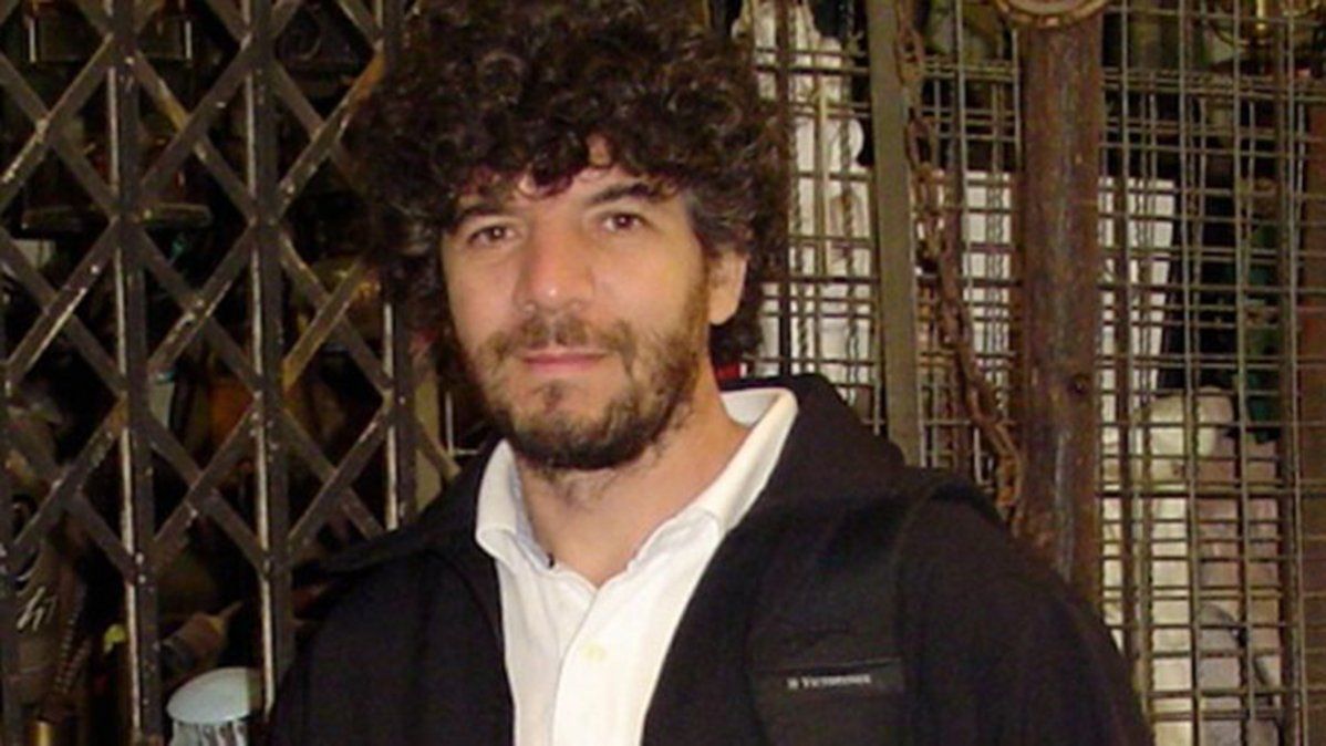 Julio Navarro es profesor en la Universidad de Victoria de Canadá, donde vive y trabaja.