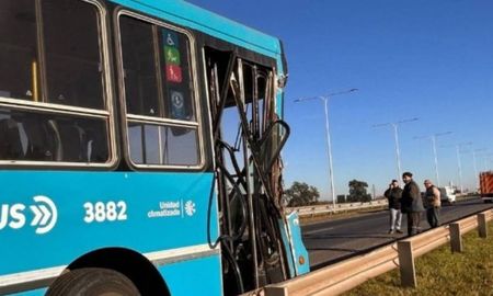 El colectivo luego de que el chofer fuera rescatado. El colectivo luego de que el chofer fuera rescatado.
