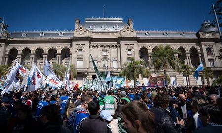 El Gobierno de Santa Fe definió que descontará el día por el paro nacional. El Gobierno de Santa Fe definió que descontará el día por el paro nacional.