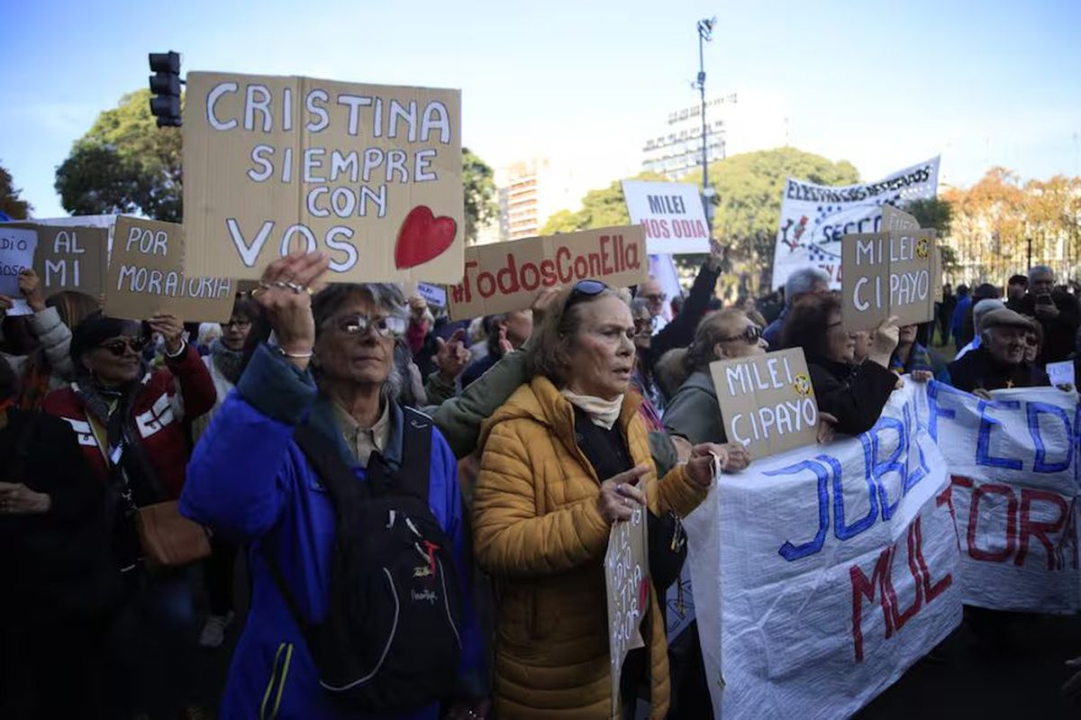 La marcha de militantes coincide con la marcha de jubilados de cada miércoles.