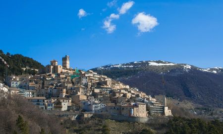 Actualmente, en el pueblo viven 155 personas, de los cuales 41 son mayores de 65 años y 13 son menores de 20 años Actualmente, en el pueblo viven 155 personas, de los cuales 41 son mayores de 65 años y 13 son menores de 20 años