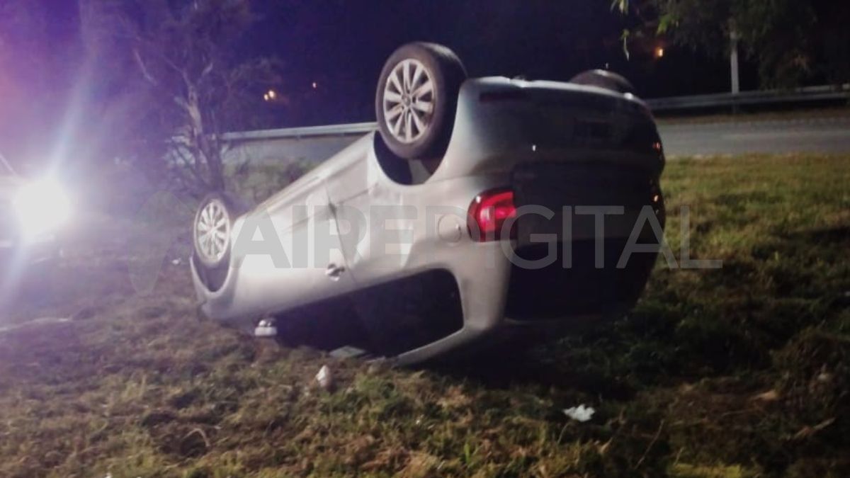 Autopista Rosario - Santa Fe : volcó un joven automovilista a la altura del Hotel de Colón