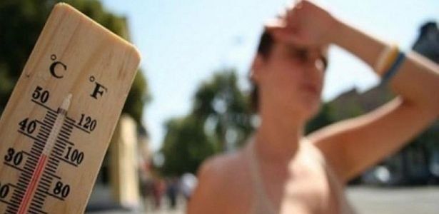 El agua se vuelve aliada fundamental para atravesar las jornadas de calor intenso sin riesgos.