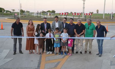 El gobernador Maximiliano Pullaro inauguró este martes la rotonda construida por el Gobierno de la Provincia de Santa Fe en la intersección de las rutas provinciales Nº 70 y 68-S. El gobernador Maximiliano Pullaro inauguró este martes la rotonda construida por el Gobierno de la Provincia de Santa Fe en la intersección de las rutas provinciales Nº 70 y 68-S.