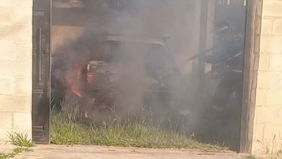 Se incendió un auto dentro de una vivienda en Santo Tomé