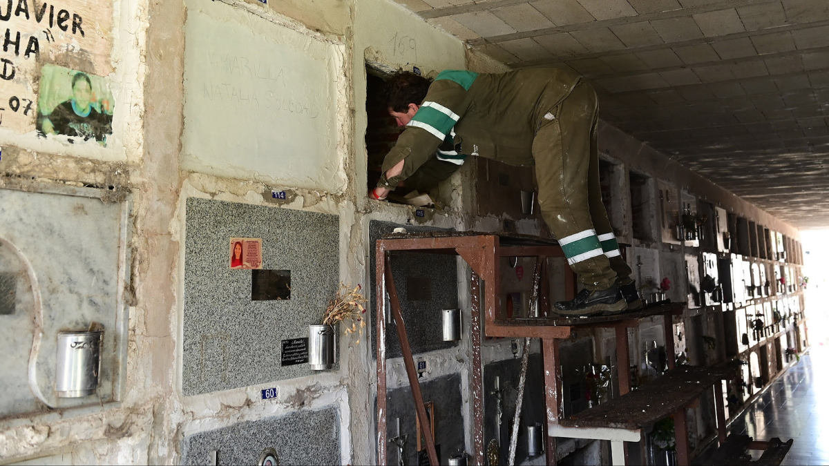 En primera instancia se dio apertura a una fosa en la sección 122 y allí se encontraron restos de tres cuerpos. En primera instancia se dio apertura a una fosa en la sección 122 y allí se encontraron restos de tres cuerpos.
