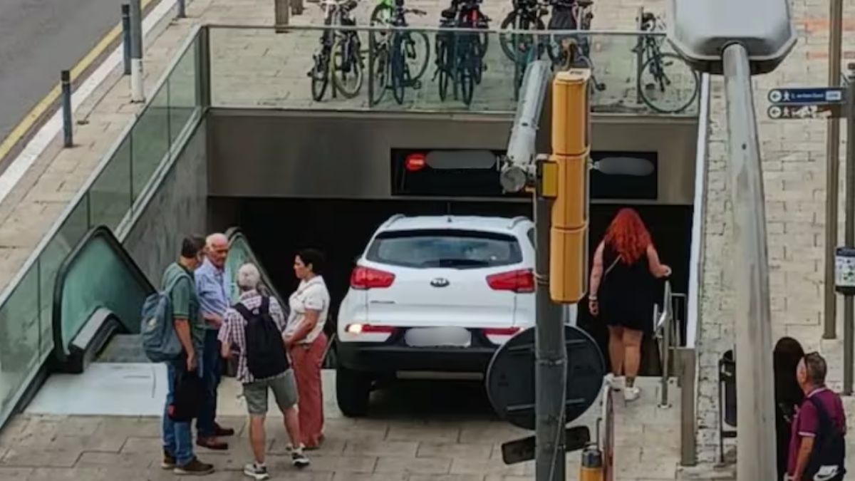 El auto quedó atascado en plena entrada del subte y generó un operativo de rescate en Barcelona.