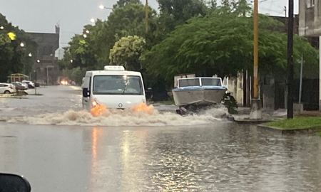 La intersección de Rodríguez Peña y Colón, en el corazón de barrio Centenario, bajo el agua este jueves por la mañana en Santa Fe. La intersección de Rodríguez Peña y Colón, en el corazón de barrio Centenario, bajo el agua este jueves por la mañana en Santa Fe.