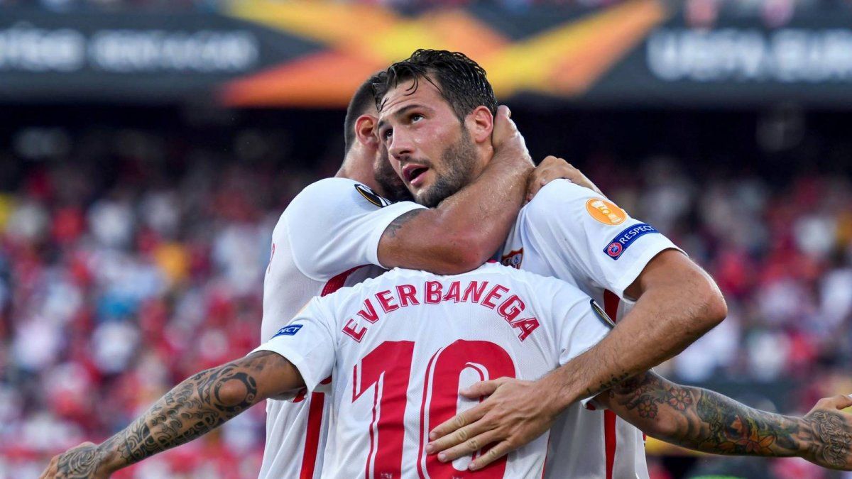 Los jugadores argentinos del Sevilla se reunieron para comer y ahora podr&iacute;an ser sancionados por romper la cuarentena.