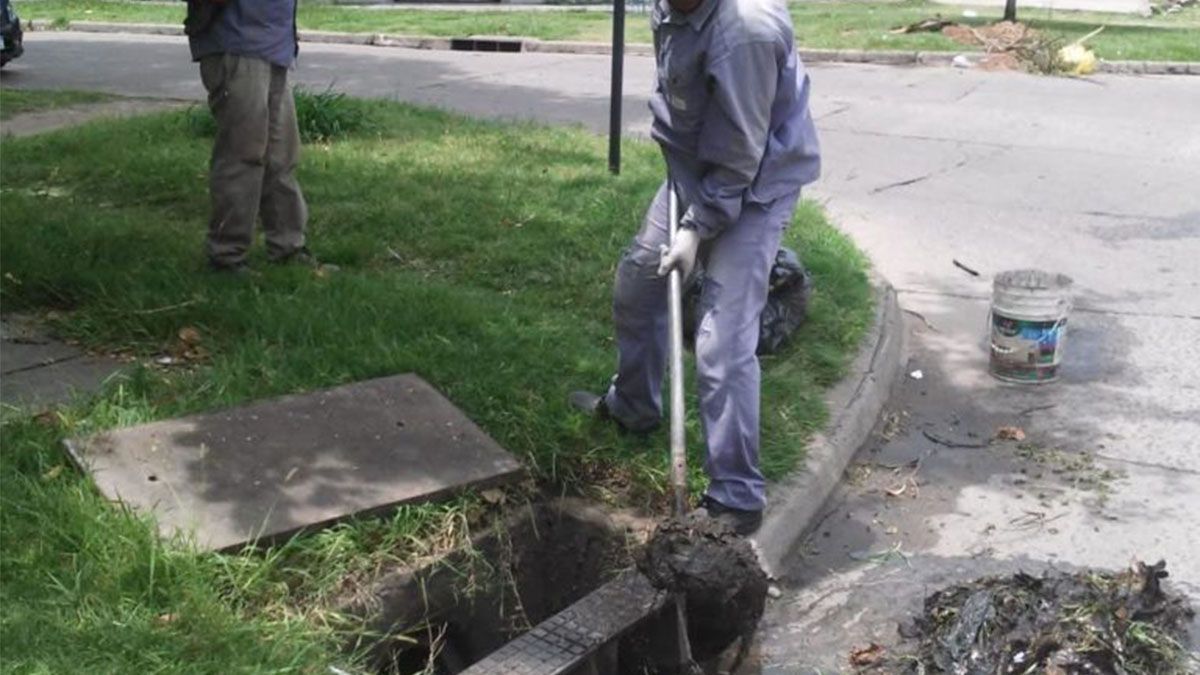 Intensifican la limpieza en canales a cielo abierto para mejorar el drenaje de agua en las calles