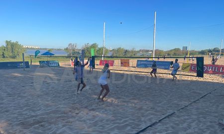 El torneo de Beach Tenis se realiza en el playón deportivo de la Municipalidad, en la Costanera Oeste. El torneo de Beach Tenis se realiza en el playón deportivo de la Municipalidad, en la Costanera Oeste.