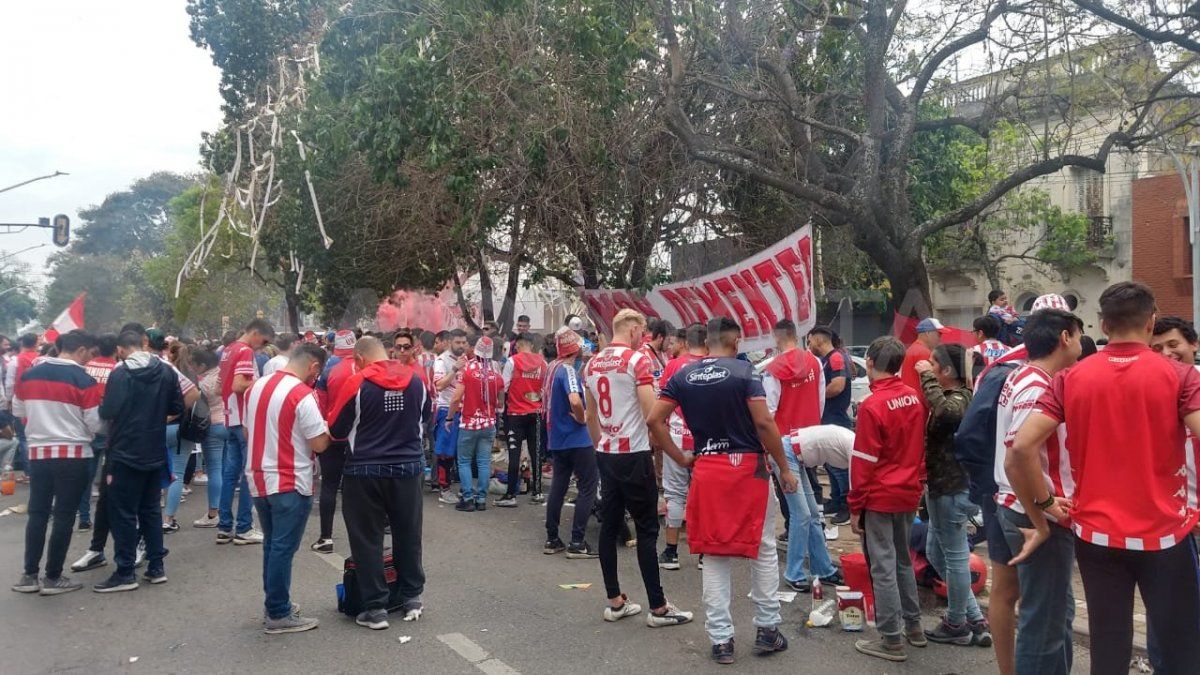 Los hinchas de Unión se reunieron en la previa al partido con Platense.