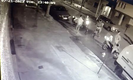 La secuencia fue captada por una cámara de seguridad de la casa atacada. La secuencia fue captada por una cámara de seguridad de la casa atacada.