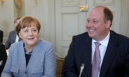 El jefe de gabinete de la canciller Angela Merkel, Helge Braun dijo este sábado que las personas no vacunadas contra el covid-19 podrían enfrentarse a nuevas restricciones si los contagios siguen aumentando en Alemania. El jefe de gabinete de la canciller Angela Merkel, Helge Braun dijo este sábado que las personas no vacunadas contra el covid-19 podrían enfrentarse a nuevas restricciones si los contagios siguen aumentando en Alemania.