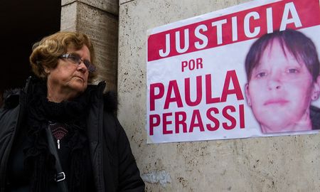 Alicia Ostri, la mamá de Paula Perassi, en la vereda de los Tribunales de Rosario durante el juicio por la desaparición y el crimen de su hija. Alicia Ostri, la mamá de Paula Perassi, en la vereda de los Tribunales de Rosario durante el juicio por la desaparición y el crimen de su hija.
