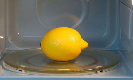 El truco con limón dentro del microondas que pocos conocen. El truco con limón dentro del microondas que pocos conocen.