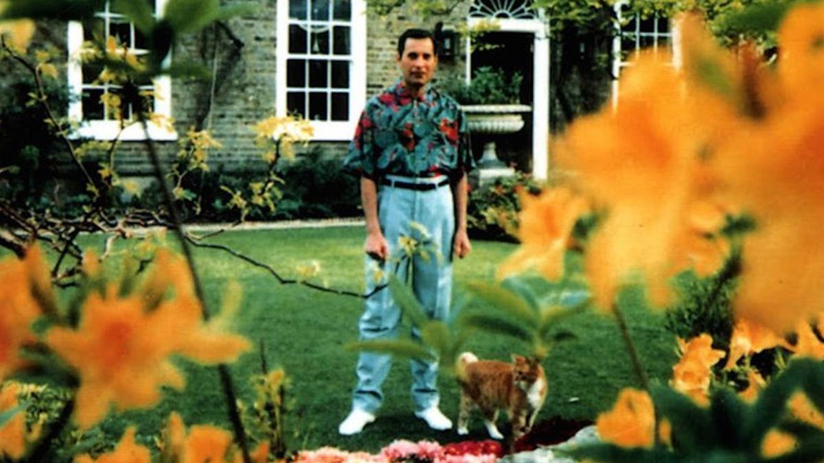 Freddie Mercury en los jardines de Garden Lodge