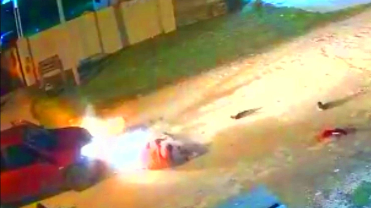 Video impactante en Mar del Plata: motochorros asaltaron a una mujer y un vecino los atropelló con su auto
