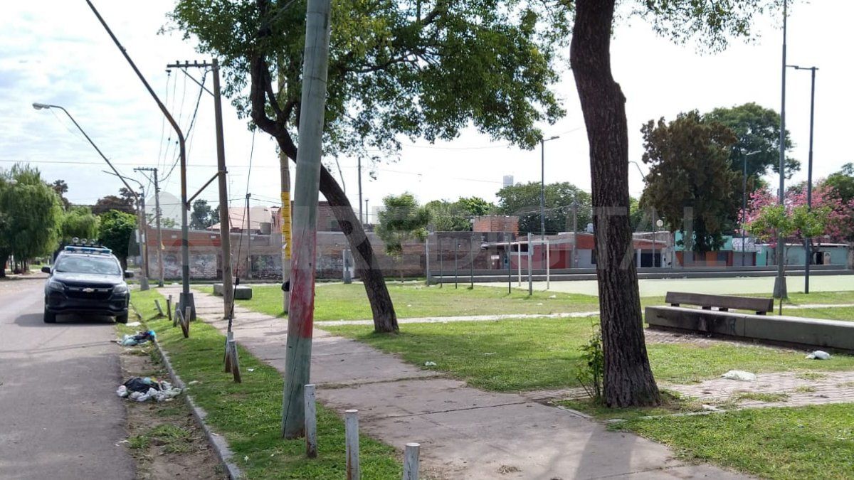 La vícima estaba con un grupo de personas en la plaza de la zona y recibió un disparo en el pecho