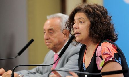 La ministra de Salud, Carla Vizzotti, aseguró este lunes que el Gobierno ya instruyó al Hospital Posadas para que dé a conocer esta tarde la lista de los turnos que se entregaron para la aplicación de la vacuna contra el coronavirus para así poder transparentar la trazabilidad de las dosis aplicadas. La ministra de Salud, Carla Vizzotti, aseguró este lunes que el Gobierno ya instruyó al Hospital Posadas para que dé a conocer esta tarde la lista de los turnos que se entregaron para la aplicación de la vacuna contra el coronavirus para así poder transparentar la trazabilidad de las dosis aplicadas.