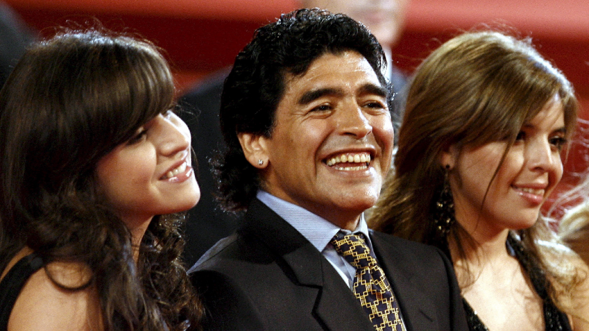 Diego Maradona y sus hijas.