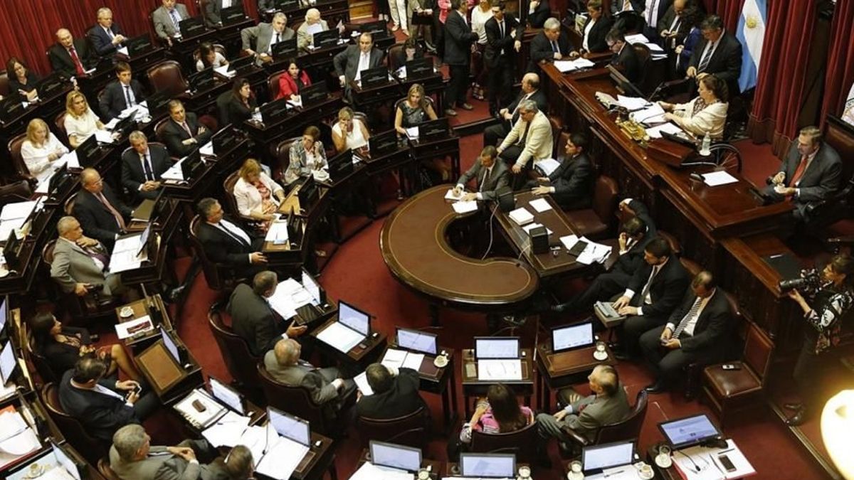 Mientras pide solidaridad, la política no realiza su ajuste