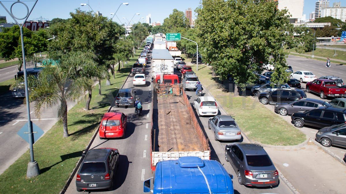 Filas interminables de vehículos se ocasionaron a lo largo de toda la Avenida 27 de Febrero y en las calles transversales.