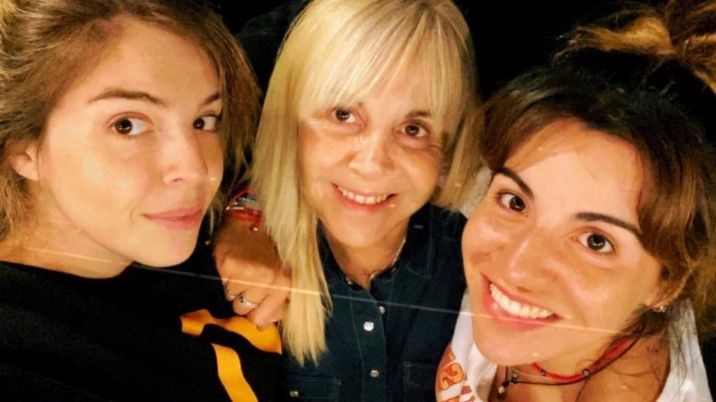 Claudia Villafañe junto a sus dos hijas Dalma y Gianinna.