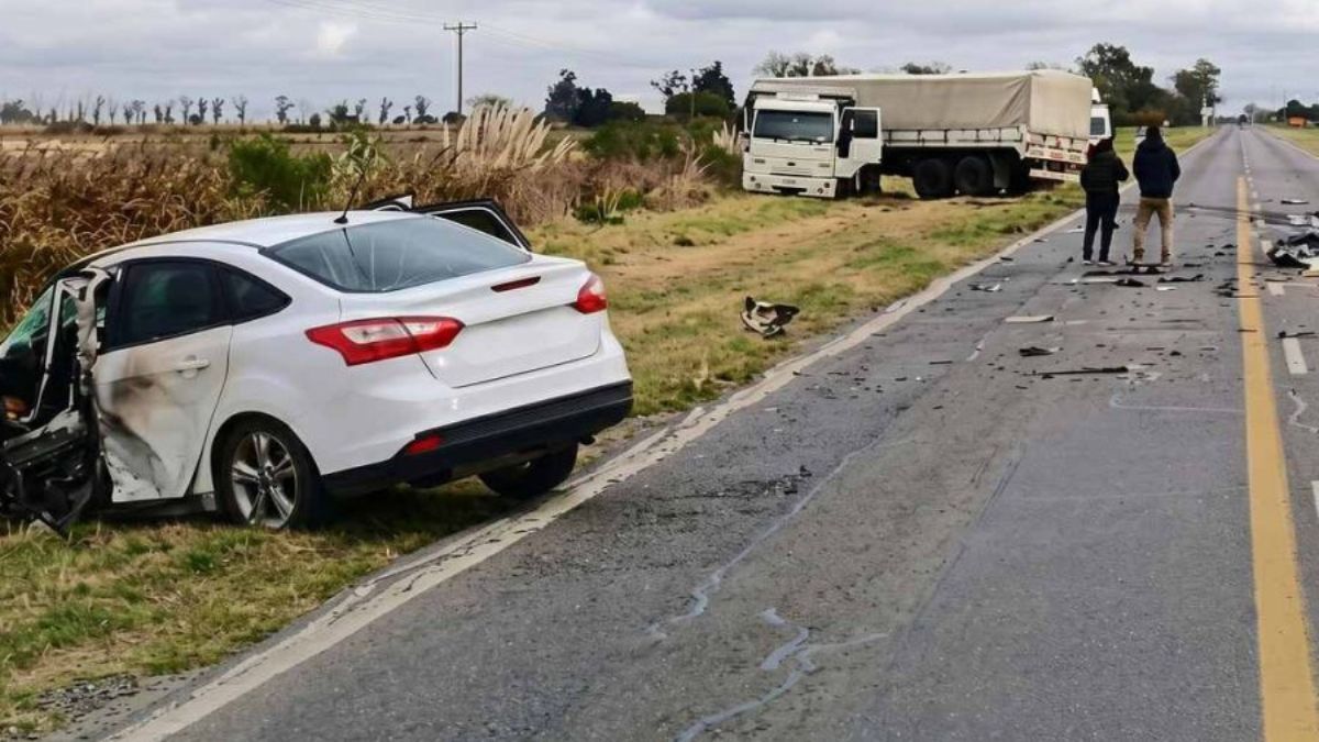 El accidente ocurrió a la altura de Centeno. La conductora del automóvil fue trasladada a una clínica privada.