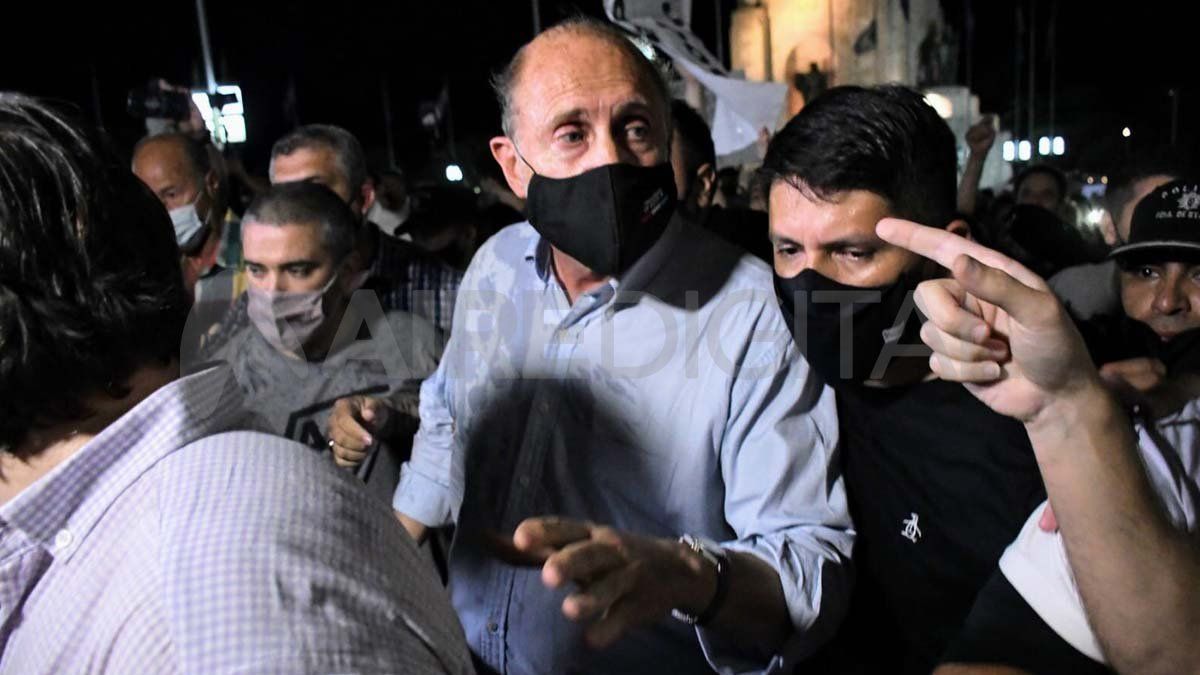 La llegada de Omar Perotti enardeció a parte de los vecinos que reclamaban por seguridad en Rosario.