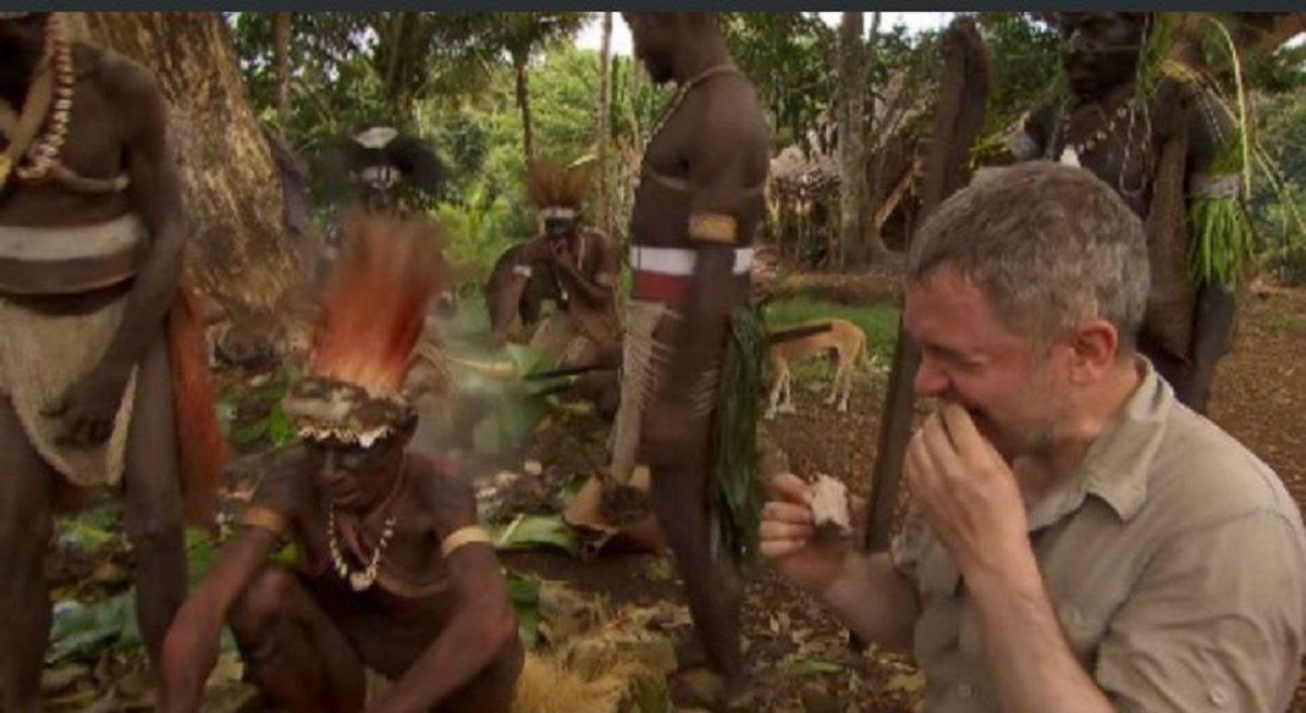 Video impactante: Explorador come junto a una tribu de caníbales y les pregunta a qué sabe la carne humana