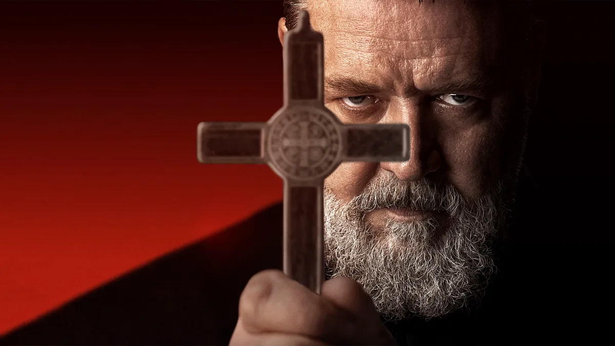 Russell Crowe interpreta al valiente Padre Gabriele Amorth y es el encargado de enfrentar las fuerzas oscuras del demonio.