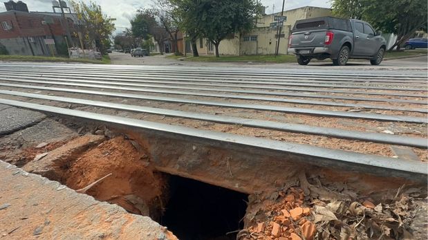 Vecinos advirtieron sobre un importante socavón que se formó al costado del paso a nivel de Iturraspe y 4 de Enero