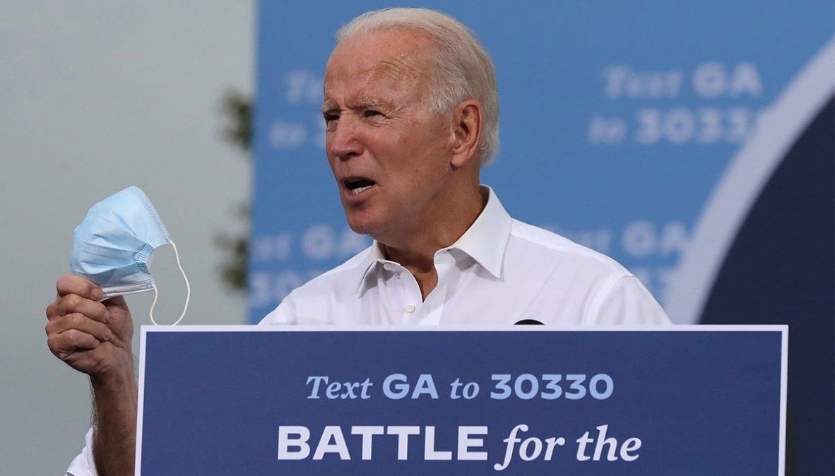 Joe Biden durante la campaña en Florida. El presidente electo insiste en un plan de contención de la pandemia, que requiere el uso obligatorio del barbijo.