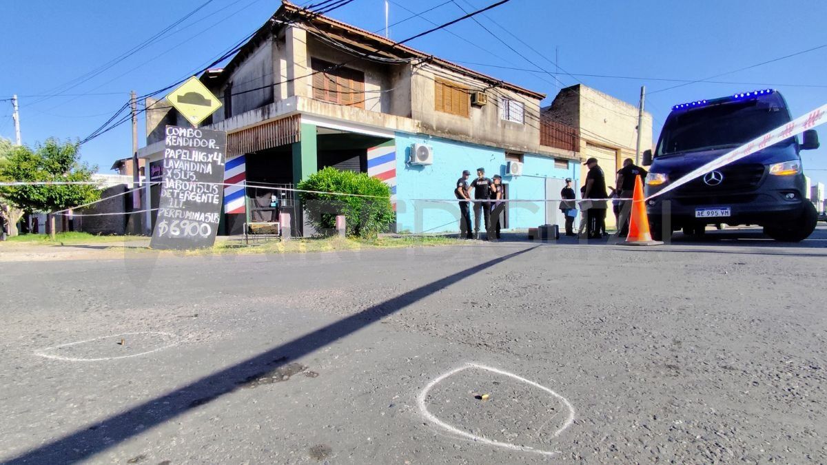 Dos vainas servidas en el cruce entre las calles Arijón y Francia, frente a la peluquería. Dos vainas servidas en el cruce entre las calles Arijón y Francia, frente a la peluquería.