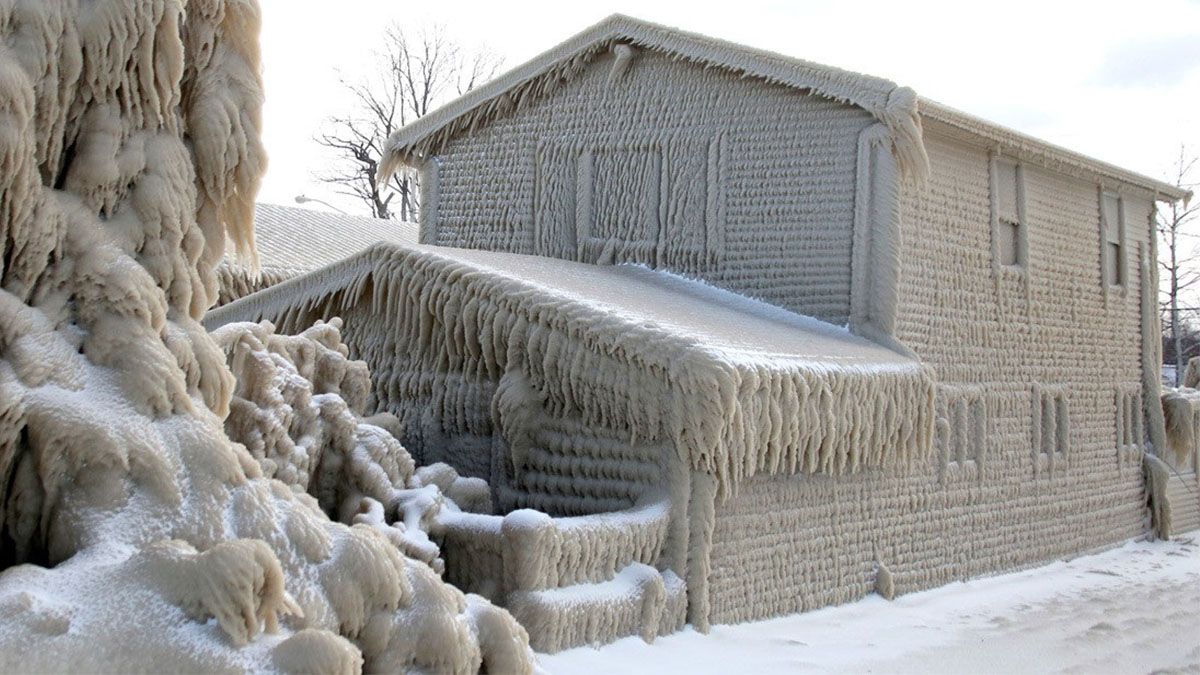Casas cubiertas de hielo a lo largo de la playa del lago Erie