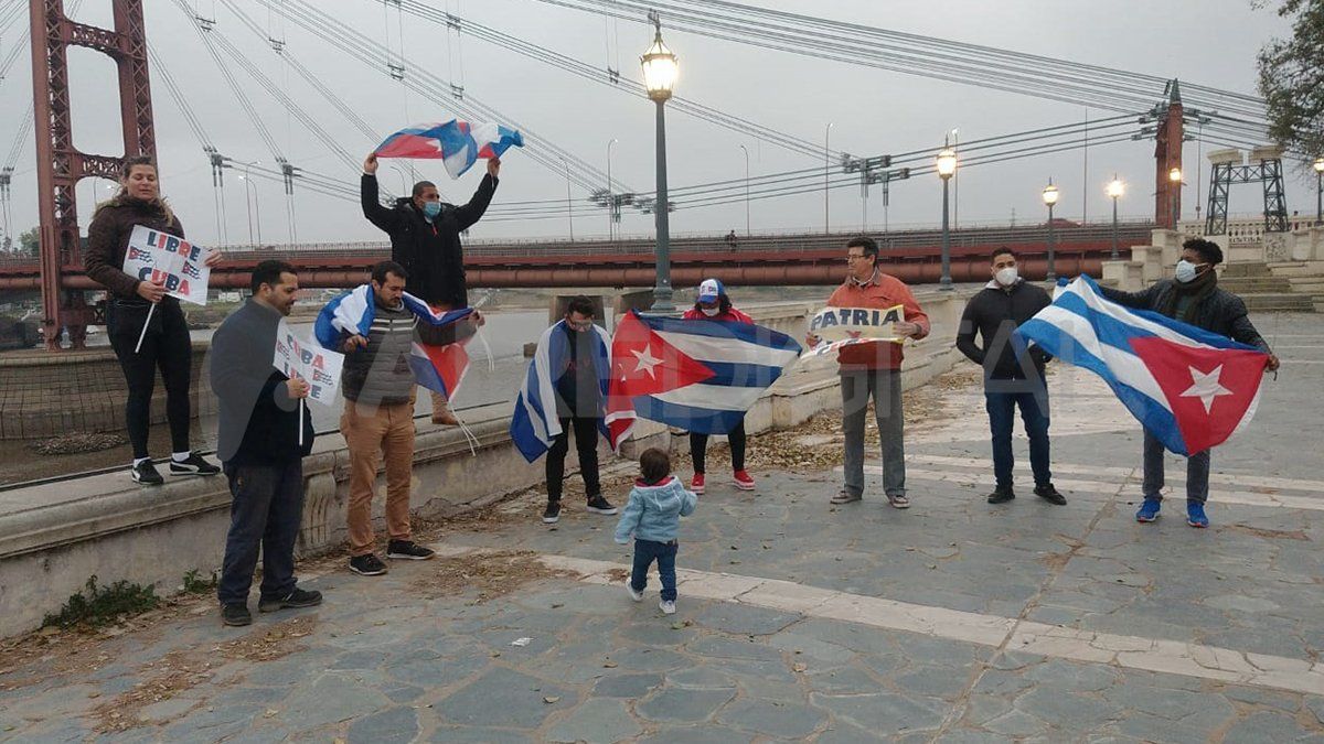 En diálogo con el móvil de Aire de Santa Fe, los cubanos aseguraron que “en la isla cortaron internet y otros servicios para no tener comunicación y evitar que se conozca lo que pasa allá”. Asimismo, aseguran que, en medio de la pandemia, “no hay atención médica”.
