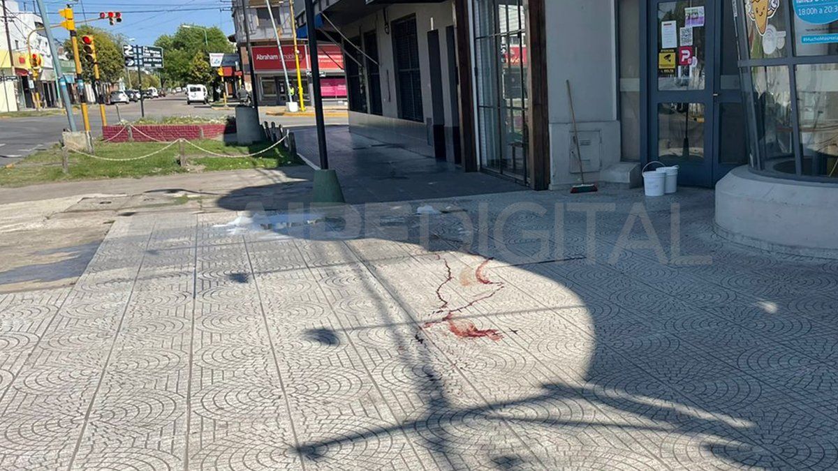 El ataque ocurrió en la puerta de una reconocida heladería santotomesina.&nbsp;