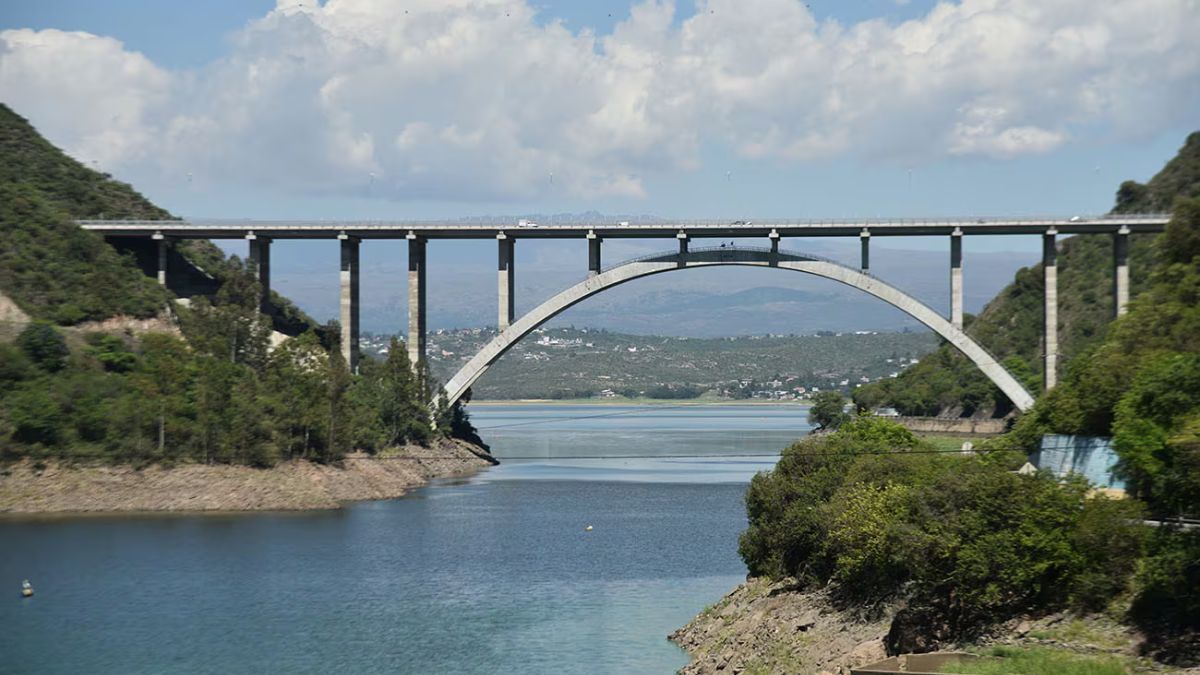Villa Santa Cruz del Lago se destaca como un destino ideal para quienes buscan actividades al aire libre y paisajes naturales impresionantes.