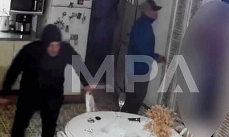 El momento en que los ladrones ingresaban a la casa de la víctima y protagonizaron la entradera fatal. El momento en que los ladrones ingresaban a la casa de la víctima y protagonizaron la entradera fatal.