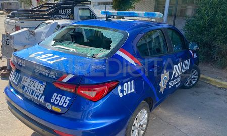 Barrio El Pozo: a piedrazos destruyeron la luneta trasera de un patrullero Barrio El Pozo: a piedrazos destruyeron la luneta trasera de un patrullero