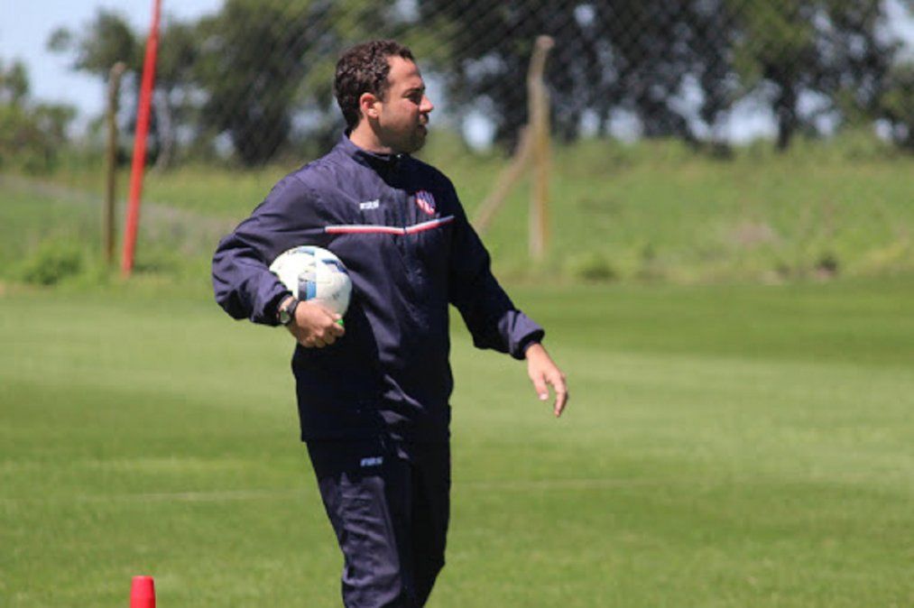 Juan Pablo Pumpido dirigiendo a Uni&oacute;n.