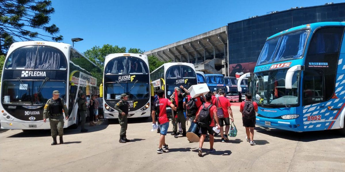 Hinchas de Col&oacute;n en camino a Asunci&oacute;n
