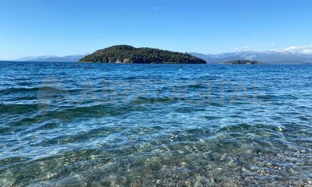 Isla Huemul, el lugar abandonado en el que Richard Richter le dijo al entonces Presidente Perón que iba a lograr la fusión nuclear. Hace 70 años, se anunció el descubrimiento que resultó ser una farsa. Está ubicada en el medio del Nahuel Huapi, a 8 km de la costa Isla Huemul, el lugar abandonado en el que Richard Richter le dijo al entonces Presidente Perón que iba a lograr la fusión nuclear. Hace 70 años, se anunció el descubrimiento que resultó ser una farsa. Está ubicada en el medio del Nahuel Huapi, a 8 km de la costa