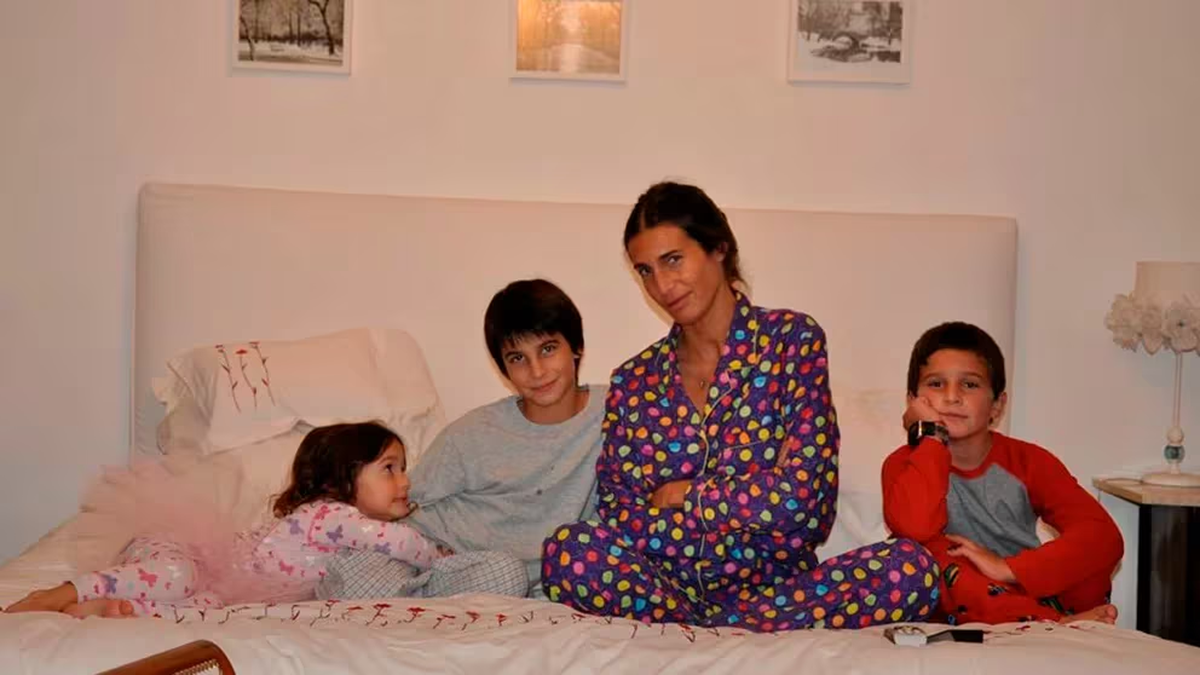 Romina Yan junto a sus tres hijos: Franco, Valentín y Azul. Romina Yan junto a sus tres hijos: Franco, Valentín y Azul.