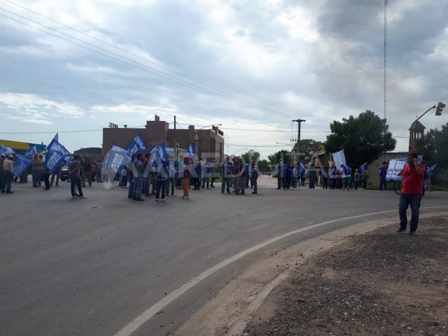 Los trabajadores municipales cortan la ruta 11 en San Justo por un reclamo salarial